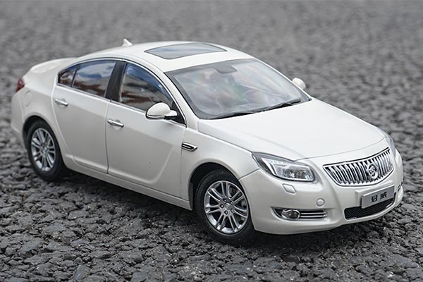 2009 Buick Regal 1:18 Scale Diecast Car Model White