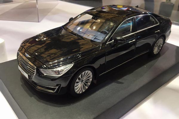 2016 Hyundai Genesis EQ900 1:18 Scale Diecast Car Model Black