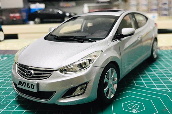 Hyundai Elantra 1:18 Scale Diecast Car Model