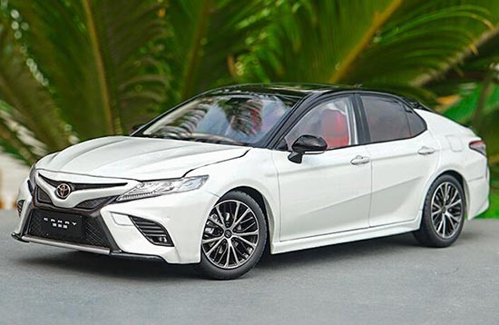 2018 Toyota Camry Sport 1:18 Scale Diecast Car Model