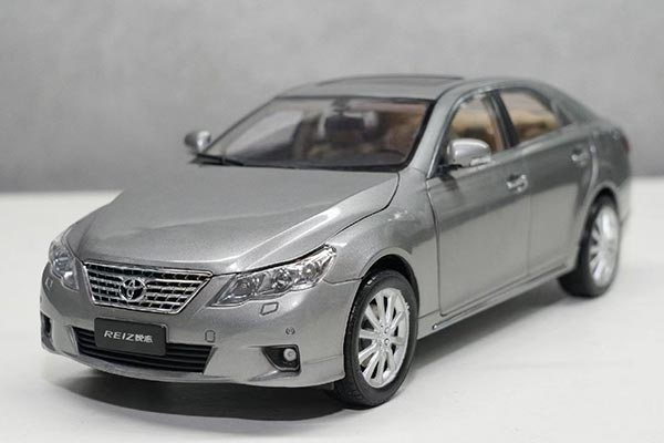 2010 Toyota Reiz 1:18 Scale Diecast Car Model