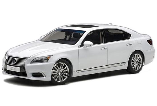 2013 Lexus LS 600hL 1:18 Scale Diecast Car Model