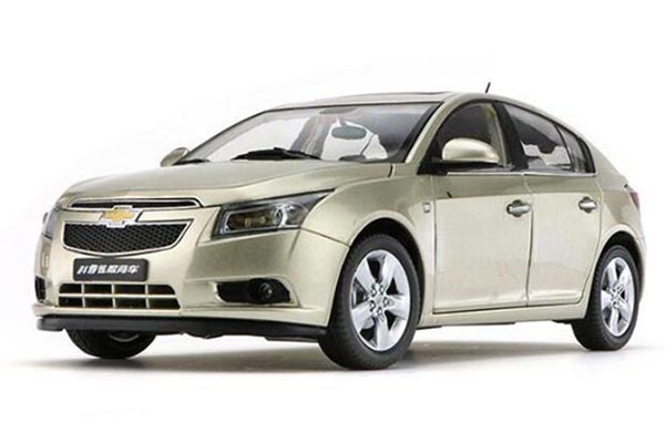 2013 Chevrolet Cruze Hatchback 1:18 Diecast Model Champagne