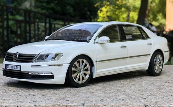 2011 Volkswagen Phaeton W12 Diecast Car Model 1:18 Scale