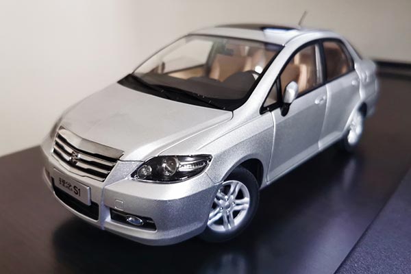 2011 Everus S1 Diecast Car Model 1:18 Scale