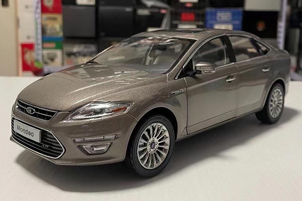 2011 Ford Mondeo Diecast Car Model 1:18 Scale White
