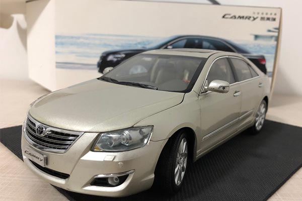 2006 Toyota Camry 1:18 Scale Diecast Car Model