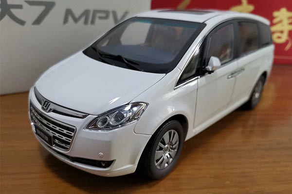 2013 Luxgen 7 MPV Diecast Model 1:18 Scale White