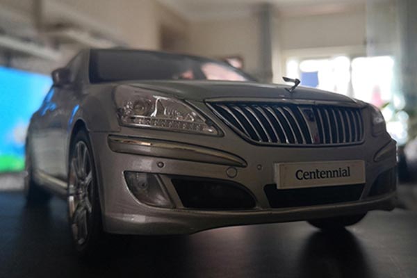 2009 Hyundai Centennial Diecast Car Model 1:18 Scale Silver