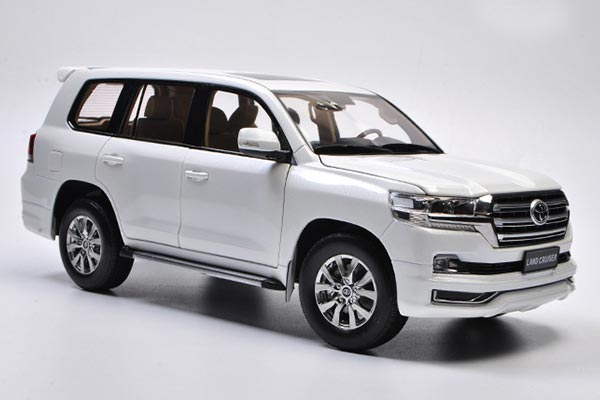 Toyota Land Cruiser GXR LC200 V6 SUV Diecast Model 1:18 Scale