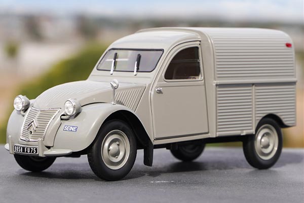 1957 Citroen 2CV Fourgonnette Diecast Model 1:18 Creamy White