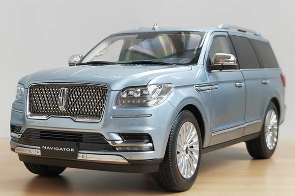 2018 Lincoln Navigator SUV Diecast Model 1:18 Scale Blue