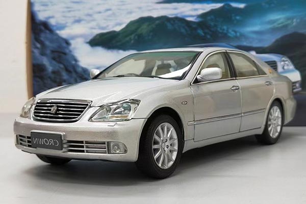 2005 Toyota Crown Diecast Car Model 1:18 Scale