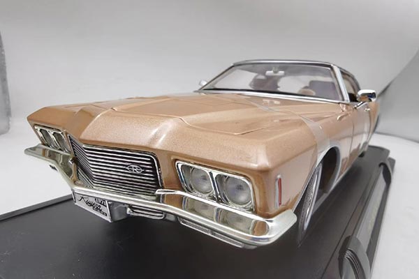 1971 Buick Riviera GS Diecast Model 1:18 Scale Champagne