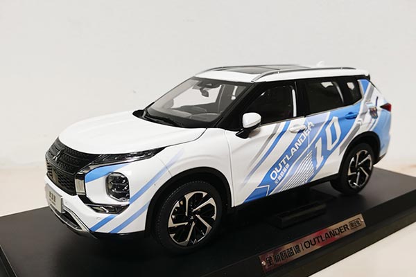 2023 Mitsubishi Outlander SUV Diecast Model 1:18 Scale White