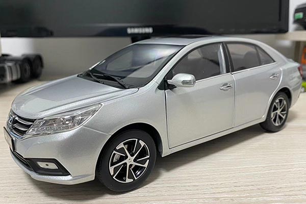 2014 Zotye Z300 Diecast Car Model 1:18 Scale Silver