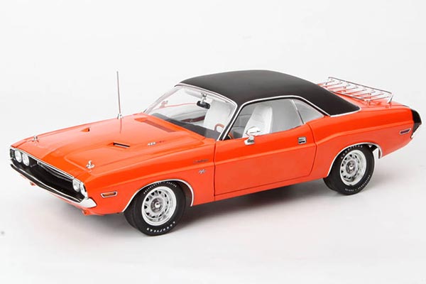 1970 Dodge Challenger R/T Diecast Car Model Orange 1:18 Scale