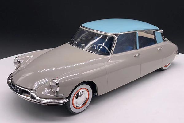 1956 DS 19 Diecast Car Model 1:18 Scale Creamy White