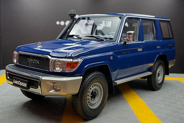 Toyota Land Cruiser 70 Series J76 Diecast Model 1:18 Scale Blue