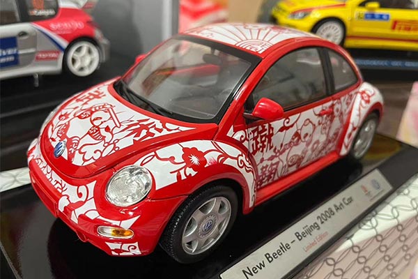 2008 Volkswagen New Beetle Diecast Model Art Car 1:18 Scale Red