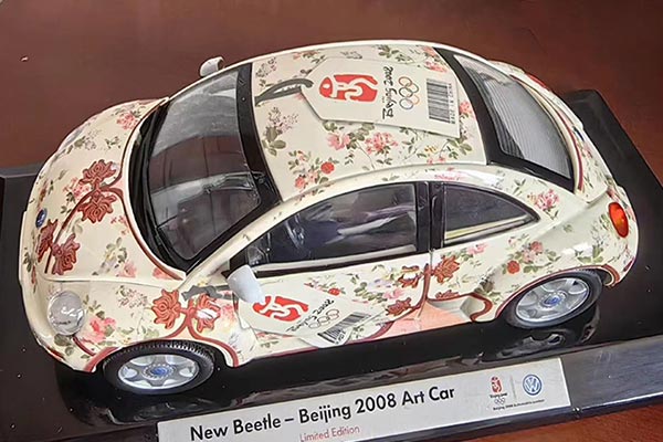 2008 Volkswagen New Beetle Diecast Art Car Model 1:18 Scale Pink