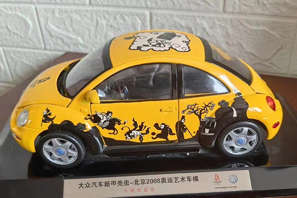 2008 Volkswagen New Beetle Diecast Art Car Model 1:18 Yellow