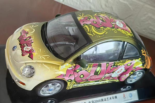 2008 Volkswagen New Beetle Diecast Art Car Model 1:18 Golden