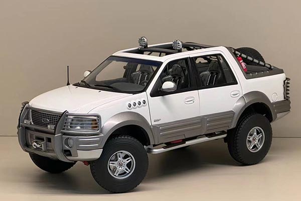 Ford Expedition SUV Himalaya Diecast Model 1:18 Scale White