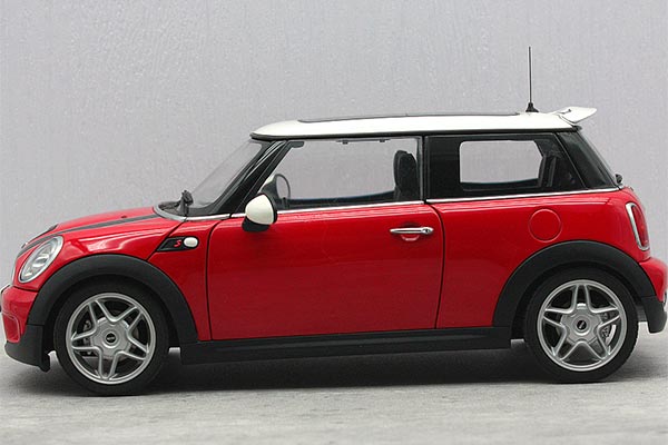 Mini Cooper S Hatchback Diecast Car Model 1:18 Scale [SD05H054]