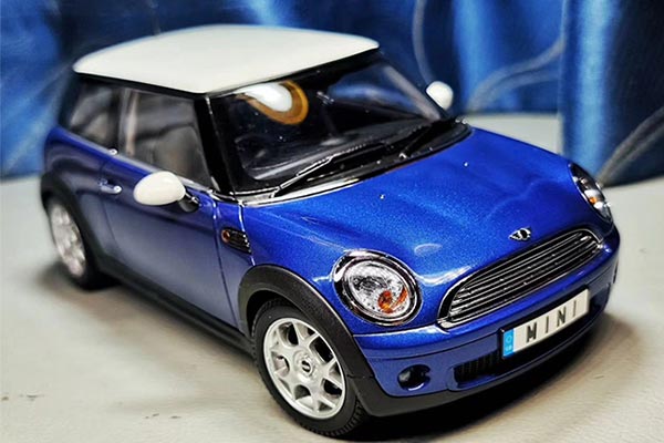 Mini Cooper Hatchback Diecast Car Model 1:18 Scale Blue