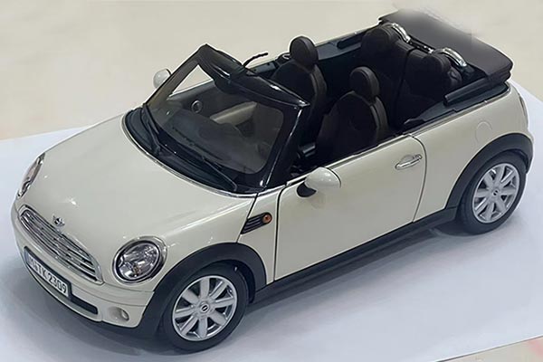 Mini Cooper Convertible R57 Diecast Car Model 1:18 Creamy White