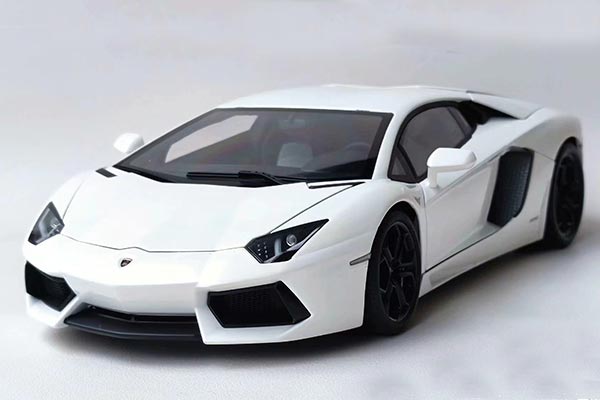 Lamborghini Aventador LP700-4 Diecast Car Model 1:18 Scale White