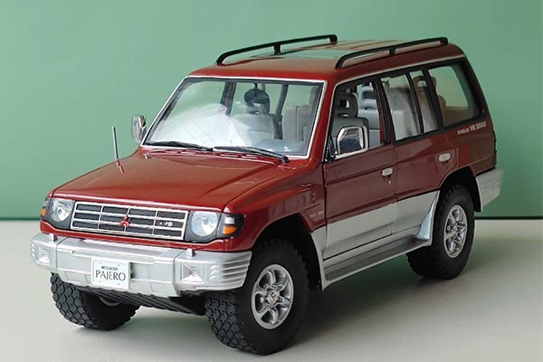 1998 Mitsubishi Pajero SUV Diecast Model 1:18 Scale Wine Red