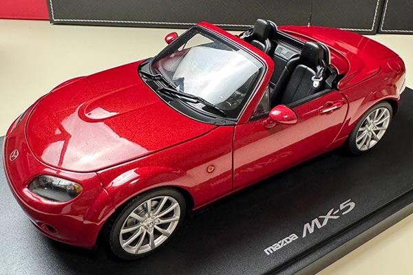 Mazda MX-5 Roadster Car Diecast Model 1:18 Scale Red