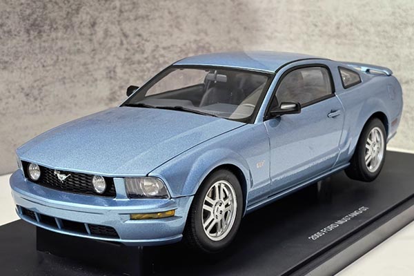 2005 Ford Mustang GT Diecast Car Model 1:18 Scale Blue