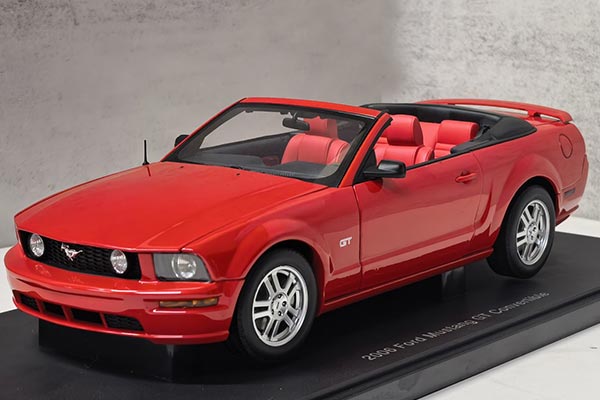 2006 Ford Mustang GT Convertible Diecast Model 1:18 Scale Red