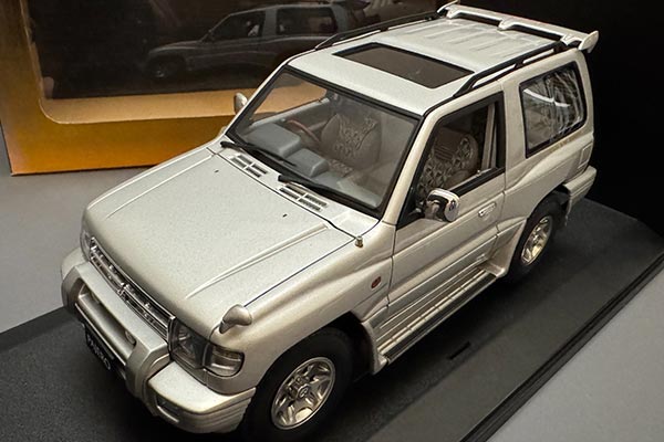 Mitsubishi Pajero SUV Diecast Model 1:18 Scale Silver