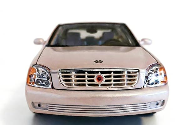 2002 Cadillac DeVille DTS Diecast Car Model 1:18 Champagne
