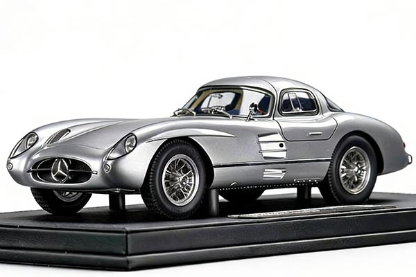1955 Mercedes-Benz 300 SLR Uhlenhaut Coupe Diecast Model 1:18