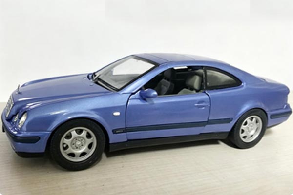 Mercedes-Benz CLK-Class CLK 320 Coupe Diecast Model 1:18 Scale [SD05H898]