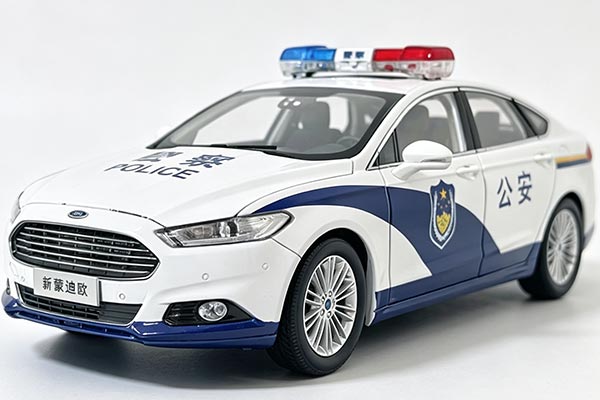 2013 Ford Mondeo Diecast Police Car Model 1:18 Scale White